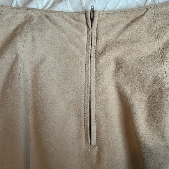 Beautiful real suede pencil skirt. Fully lined with beautiful embroidery. - Picture 5 of 5